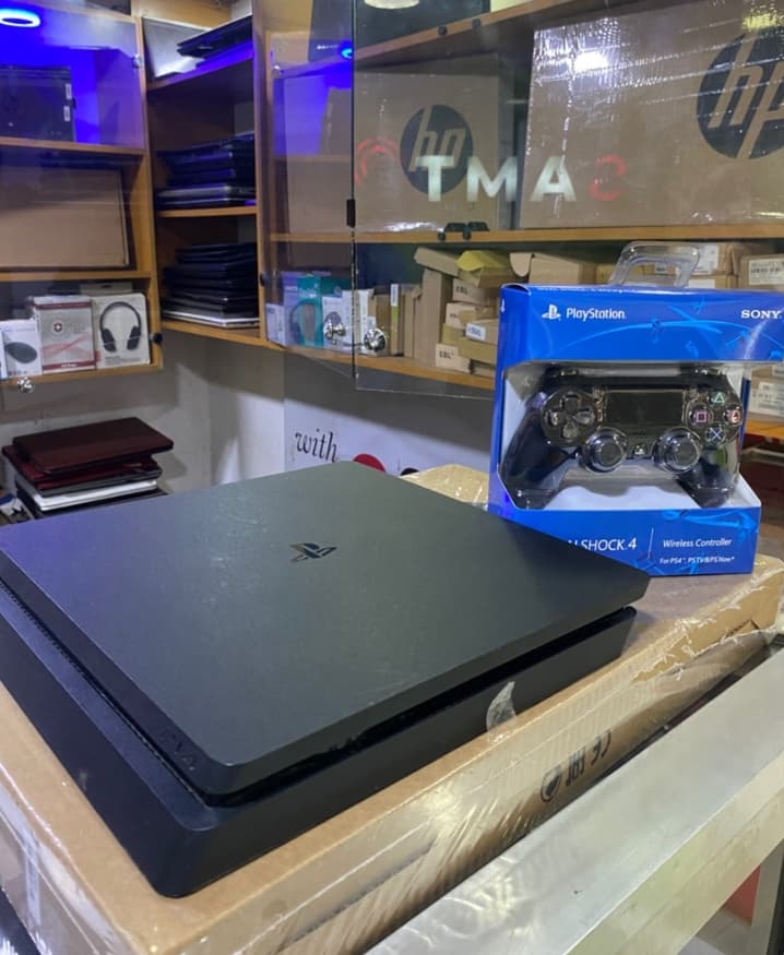 PLAYSTATION 4 SLIM
